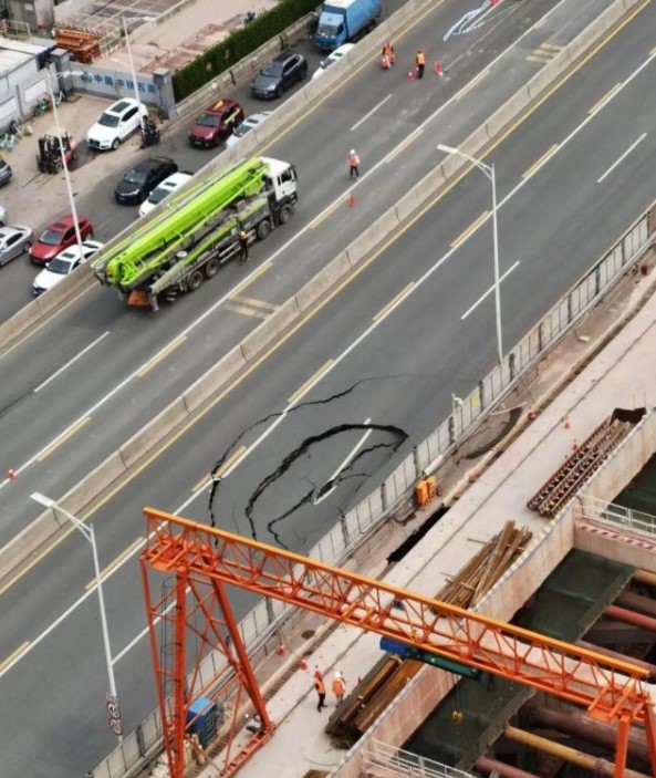 圍蔽處停有一輛混泥土天泵車，正在進(jìn)行路面作業(yè)